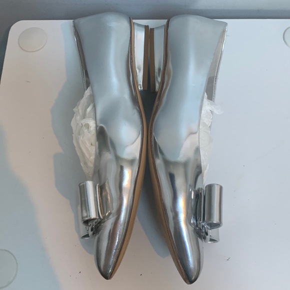 ❌sold❌ Authentic Ferragamo Viva leather silver mirror flats - Picture 4 of 17